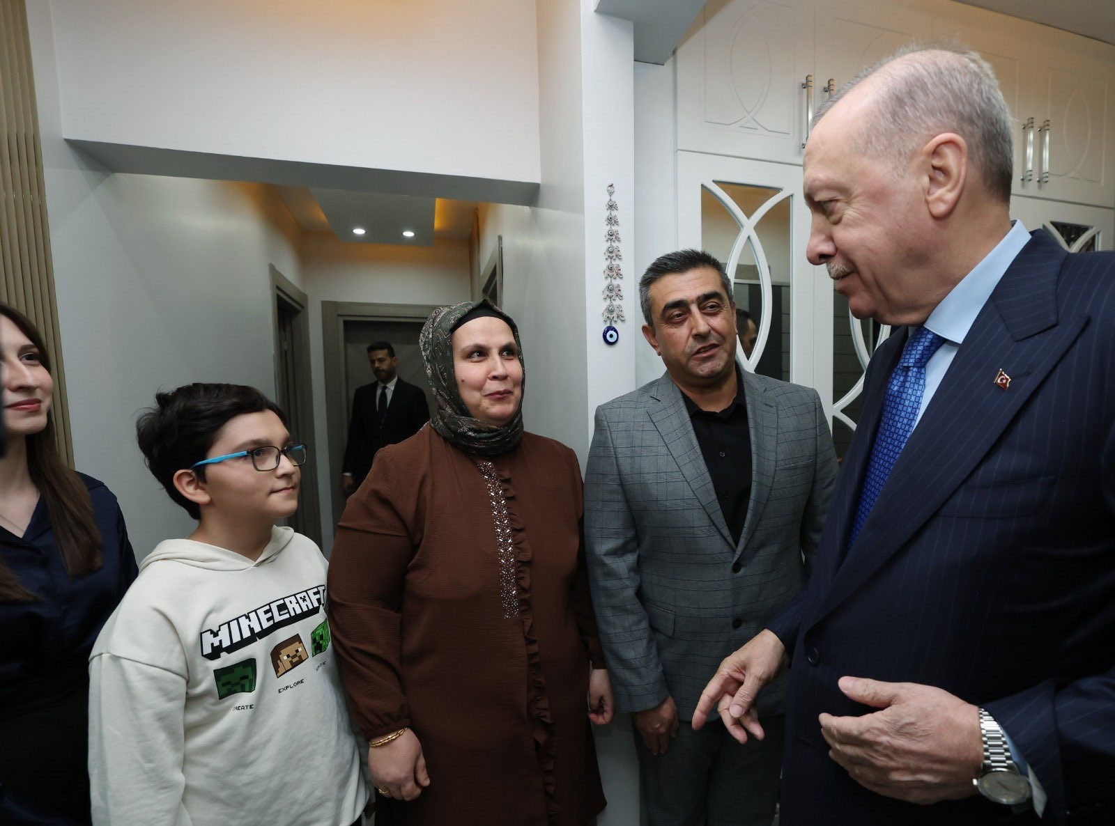 Cumhurbaşkanı Erdoğan ve Bahçeli'den depremzede aileye ev ziyareti