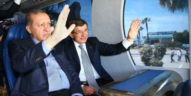 Erdoğan ve Davutoğlu Cuma'yı Antalya'da kıldı