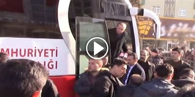 Reis-i Cumhur korumasının başından ayrılmadı