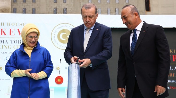 Cumhurbaşkanı Erdoğan yazdığı mektubu Türkevi'nin temeline koydu