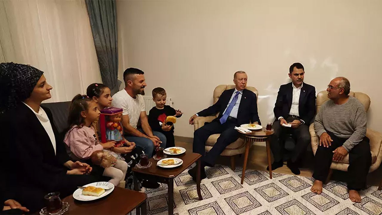 Cumhurbaşkanı Erdoğan, yeni yuvasına kavuşan depremzede aileyi evinde ziyaret etti