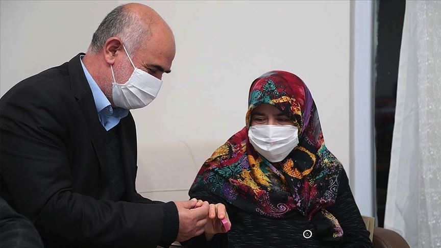 Cumhurbaşkanı Erdoğan yüzüğünü Milli Dayanışma Kampanyası'na bağışlayan kadına aynı yüzüğü hediye etti