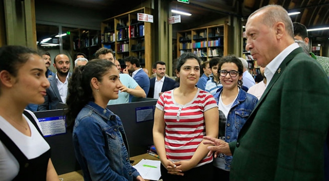 Cumhurbaşkanı Erdoğan, Zeytinburnu Şehir Kütüphanesi'ni ziyaret etti