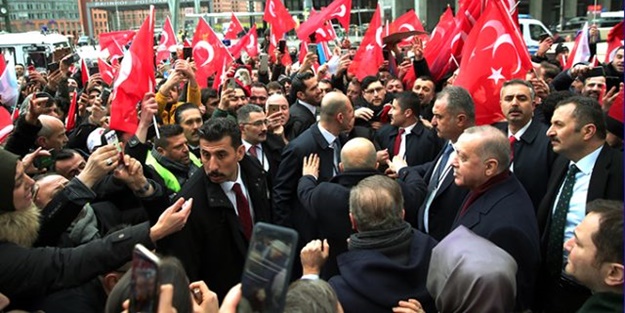 Cumhurbaşkanı Erdoğan'a Almanya'da sevgi seli