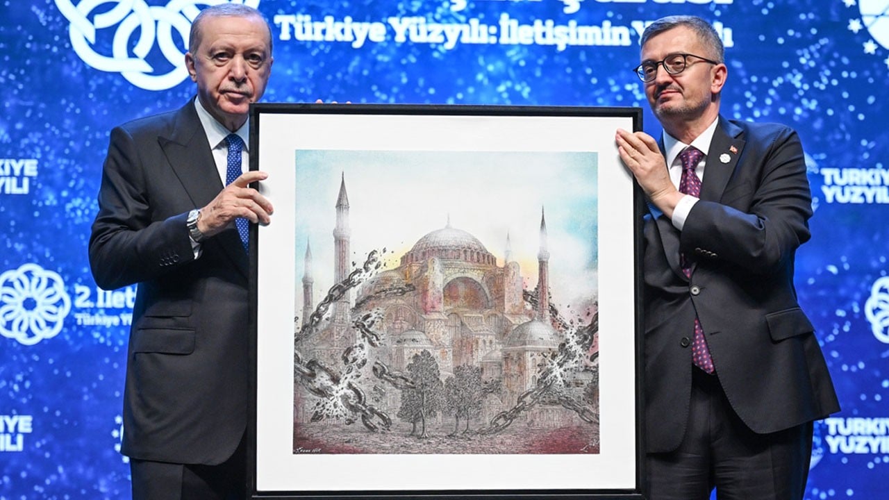 Cumhurbaşkanı Erdoğan'a anlamlı hediye: Zincirleri Kırılmış Ayasofya!