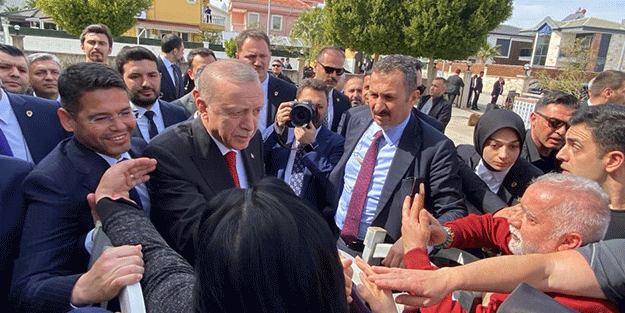 Cumhurbaşkanı Erdoğan'a Cuma namazı çıkışı Antalya'da sevgi seli