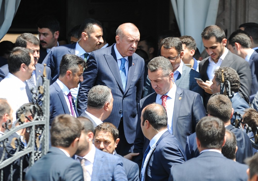 Cumhurbaşkanı Erdoğan’a cuma namazı çıkışında vatandaşlardan yoğun ilgi 