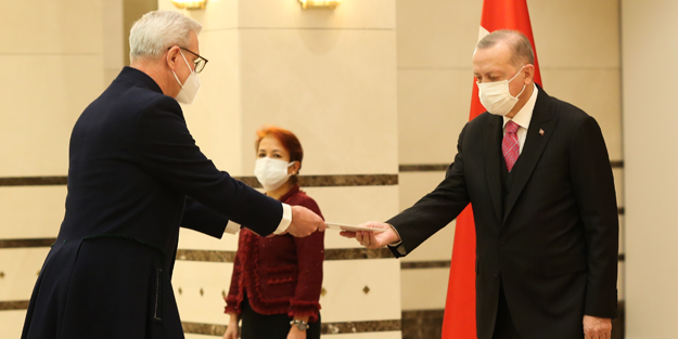 Cumhurbaşkanı Erdoğan'a güven mektubu sundu