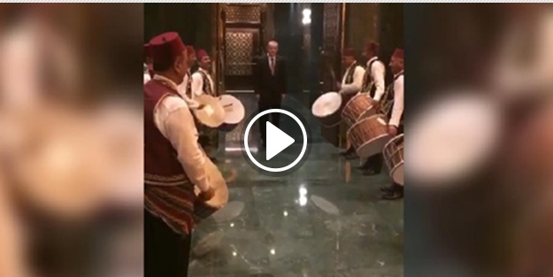Cumhurbaşkanı Erdoğan'a Külliye'de sürpriz karşılama