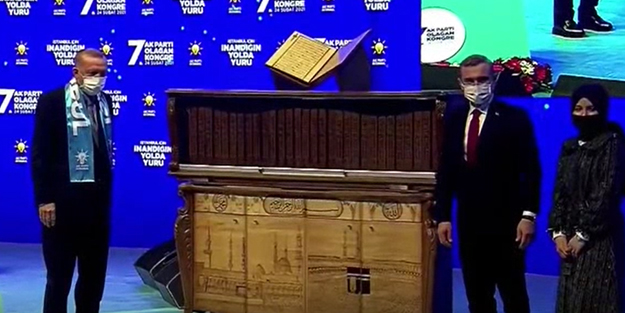 Cumhurbaşkanı Erdoğan'a Kur'an-ı Kerim hediyesi: Dünyada ilk ve tek!