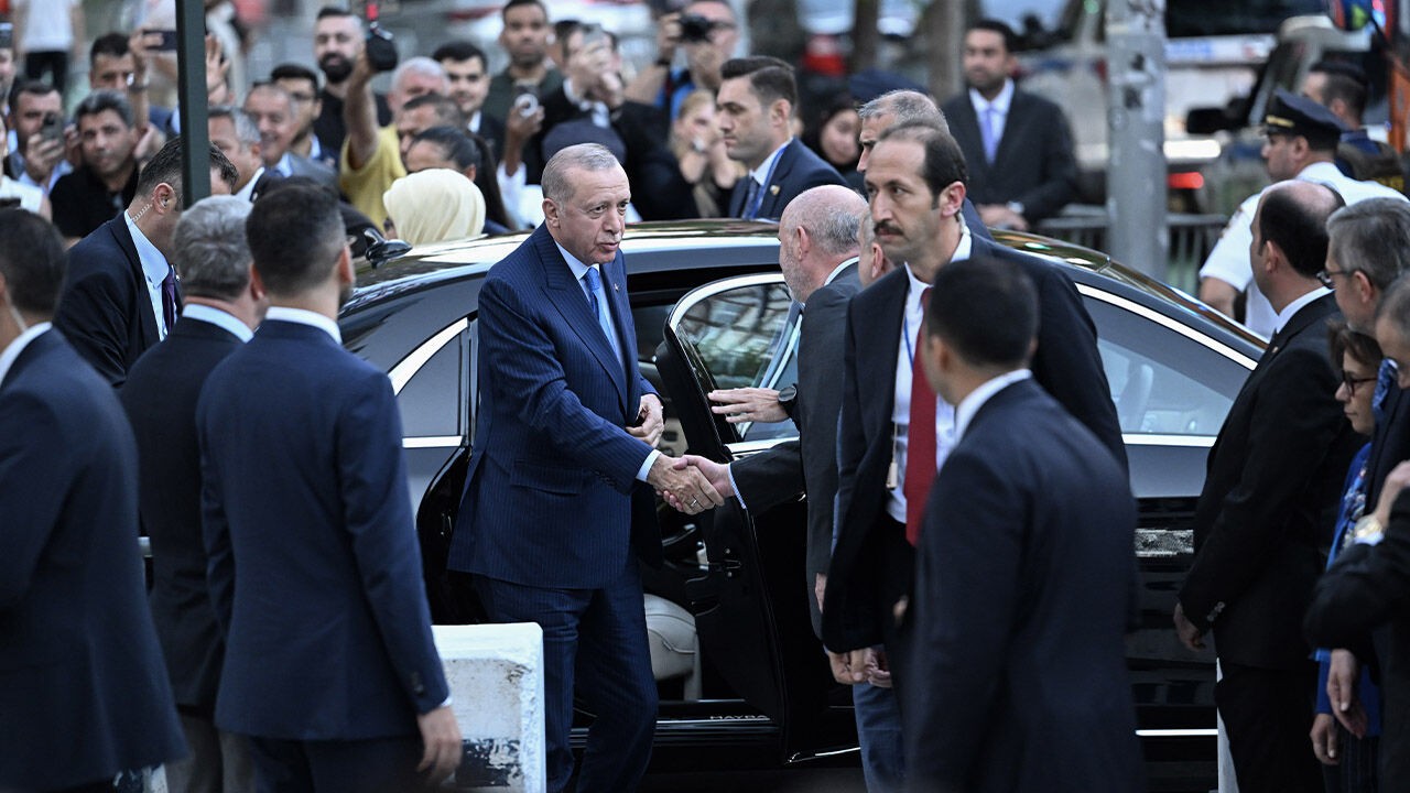 Cumhurbaşkanı Erdoğan'a sevgi seli! Herkesle sohbet etti