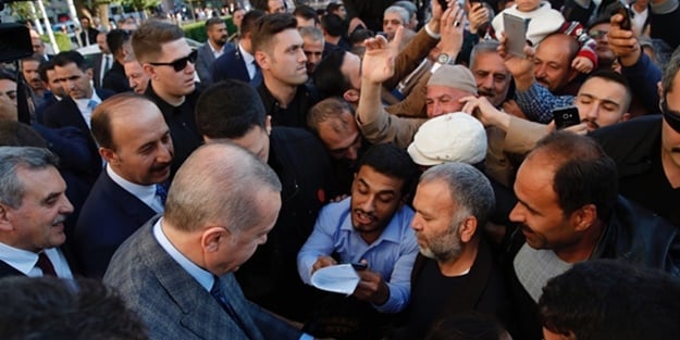 Cumhurbaşkanı Erdoğan'a sevgi seli! Vatandaşları tek tek dinledi