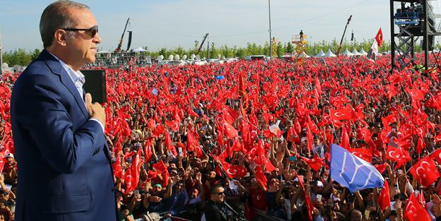 Cumhurbaşkanı Erdoğan'a Yenikapı'da pankart sürprizi