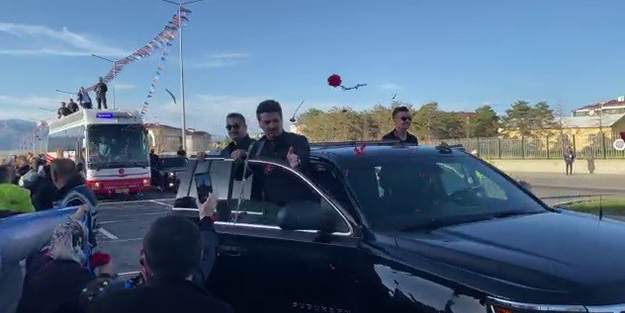 Cumhurbaşkanı Erdoğan'a yoğun ilgi! Erzurumlular karanfillerle karşıladı