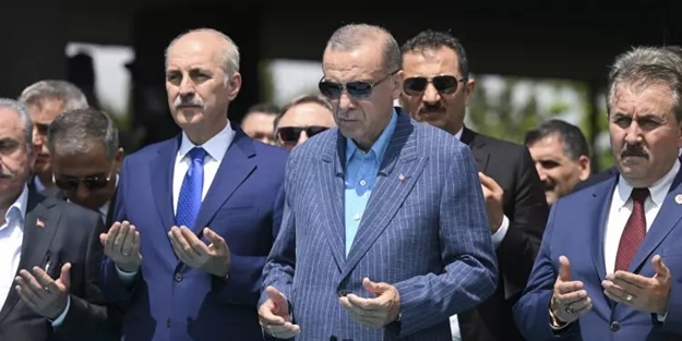 Cumhurbaşkanı Erdoğan'dan Adnan Menderes'in anıt mezarına ziyaret