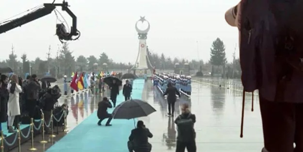 Cumhurbaşkanı Erdoğan'dan ayakkabısı ıslanan Fin gazeteciye hediye