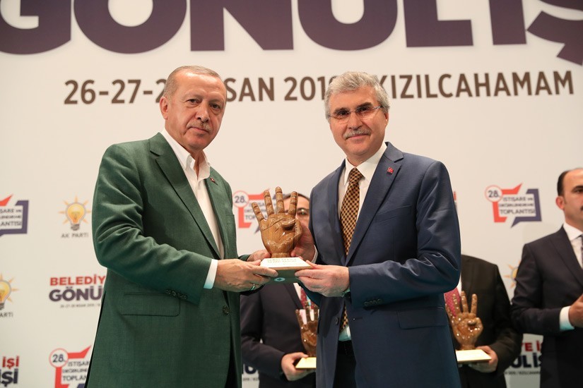 Cumhurbaşkanı Erdoğan’dan Başkan Yüce’ye başarı plaketi 