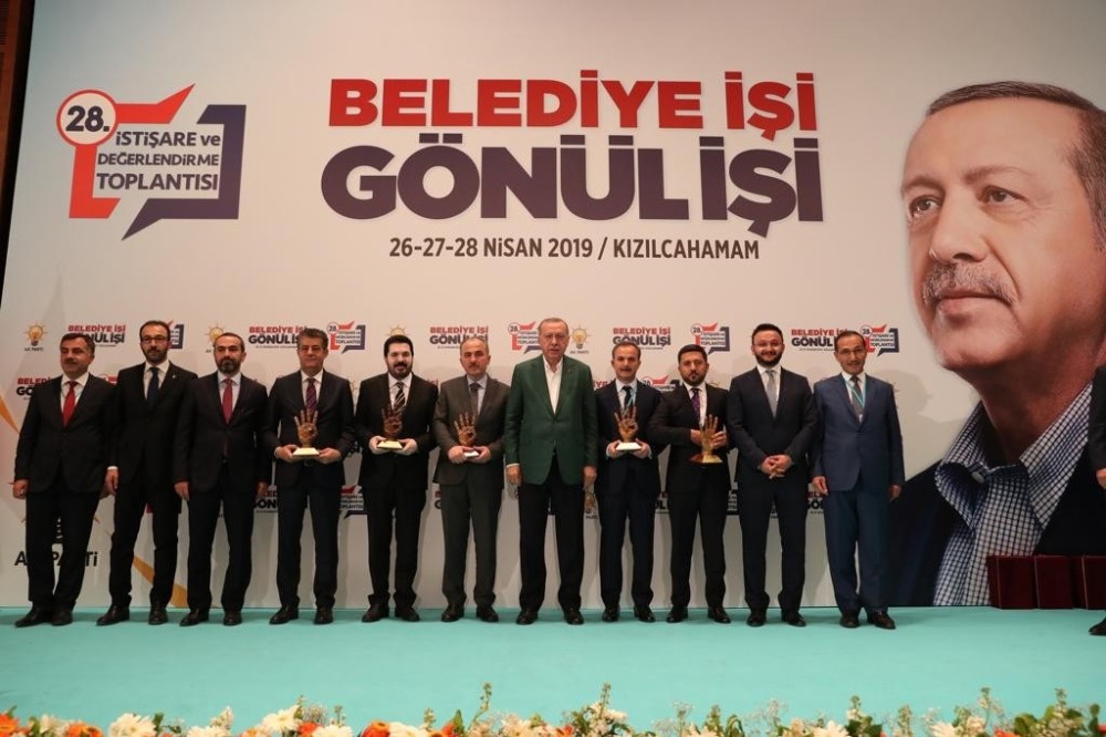 Cumhurbaşkanı Erdoğan’dan Belediye Başkanı Arı’ya ödül 