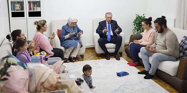 Cumhurbaşkanı Erdoğan'dan depremzede aileye ziyaret