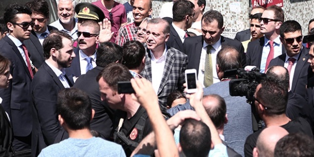 Cumhurbaşkanı Erdoğan'dan esnaf ve türbe ziyareti