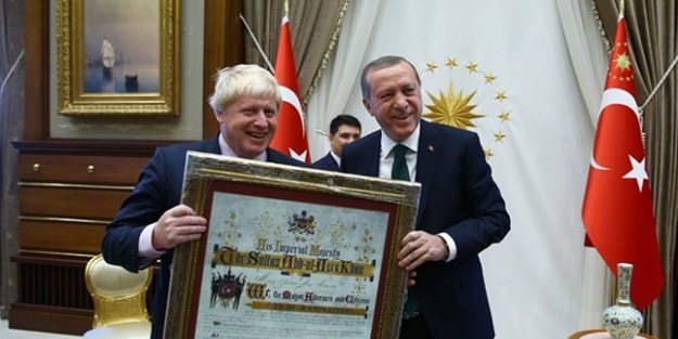 Cumhurbaşkanı Erdoğan'dan Johnson'a sürpriz hediye