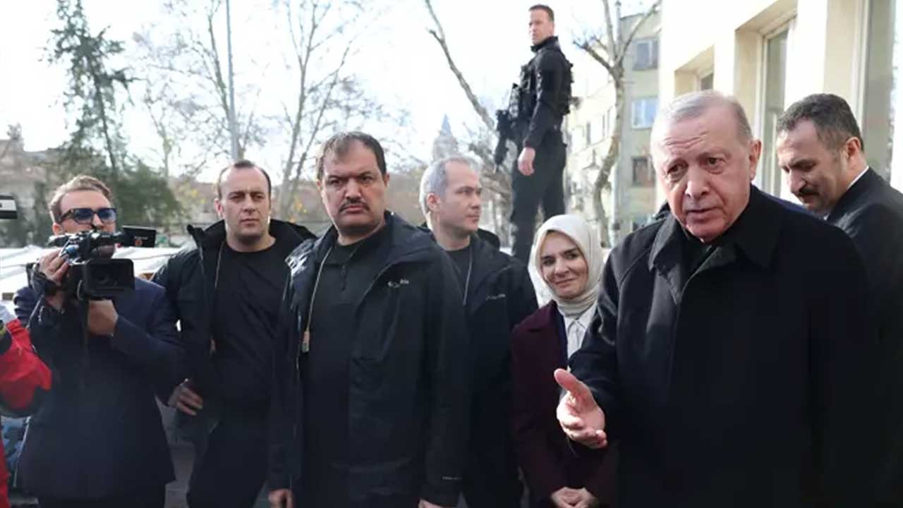 Erdoğan'dan kendisini bekleyen gazetecilere jest!