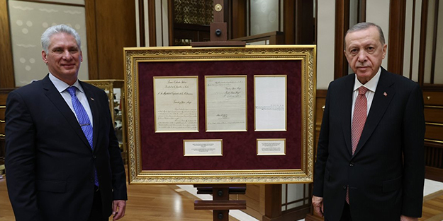 Cumhurbaşkanı Erdoğan'dan Küba Devlet Başkanı'na anlamlı hediye