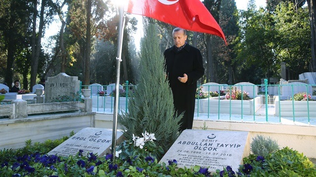 Cumhurbaşkanı Erdoğan'dan şehit Erol Olçok ve oğlunun mezarına ziyaret