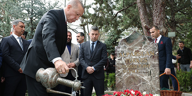 Cumhurbaşkanı Erdoğan'dan Türkeş'in kabrine ziyaret