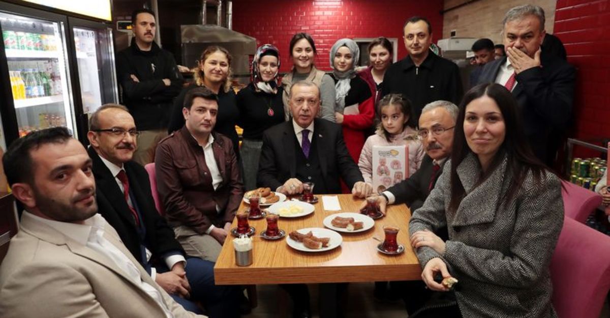 Cumhurbaşkanı Erdoğan'dan vatandaşlarla çay simit sohbeti