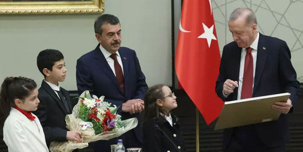 Cumhurbaşkanı Erdoğan'ı duygulandıran hediye