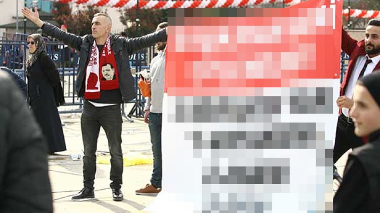 Cumhurbaşkanı Erdoğan'ı görünce bu pankartı açtı