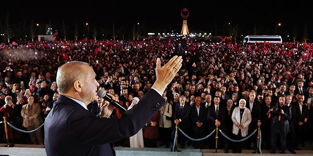 Cumhurbaşkanı Erdoğan'ın balkon konuşmasından tarihi kareler!
