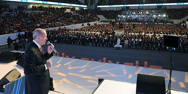 Cumhurbaşkanı Erdoğan'ın dikkatini çeken pankart! Salonda alkış tufanı koptu