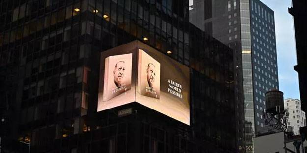 Cumhurbaşkanı Erdoğan’ın kitabı New York’ta led ekranlara yansıtıldı