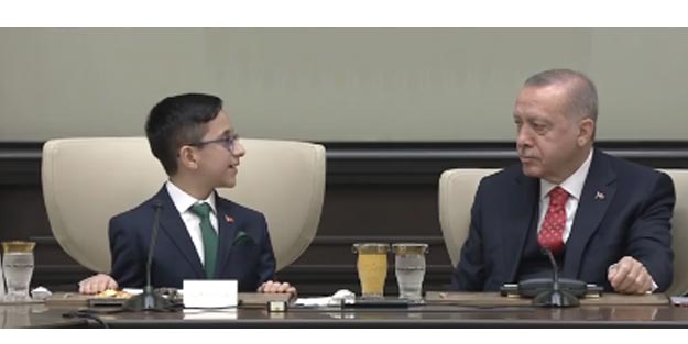 Cumhurbaşkanı Erdoğan’ın koltuğuna oturan Ozan Sözeyataroğlu kimdir? 23 Nisan kutlamaları