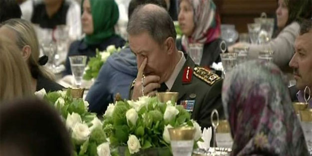 Erdoğan'ın konuştu Hulusi Akar duygulandı