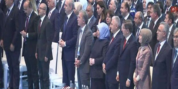 Cumhurbaşkanı Erdoğan'ın mesajını ayakta dinlediler