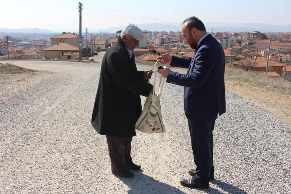 Cumhurbaşkanı Erdoğan’ın selamıyla bez torba dağıttılar 