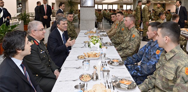 Cumhurbaşkanı Gül, Muhafız Alayı’nda