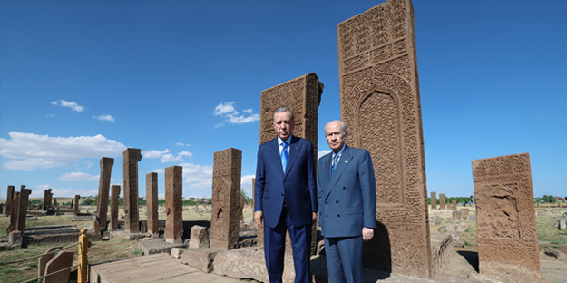 Cumhurbaşkanı Recep Tayyip Erdoğan, Ahlat'ta Selçuklu mezarlığını ziyaret etti