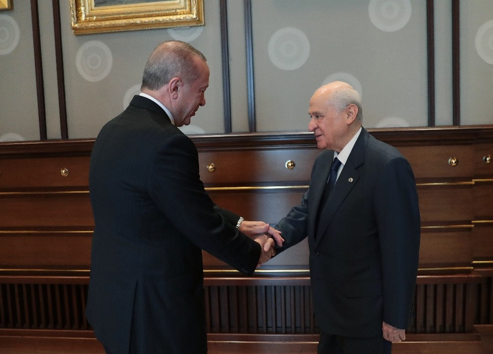 Cumhurbaşkanı Recep Tayyip Erdoğan, MHP Genel Başkanı Devlet Bahçeli’yi Cumhurbaşkanlığı Külliyesinde kabul etti. 