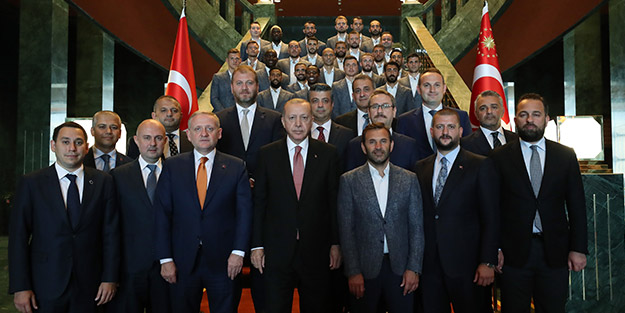 Erdoğan, şampiyon Başakşehir'i kabul etti