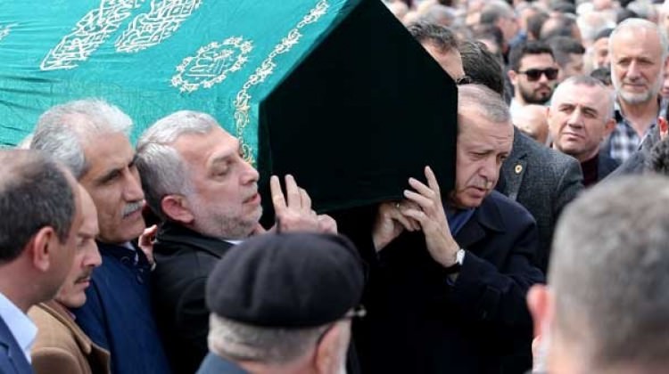 Cumhurbaşkanı cenazede tabuta omuz verdi!
