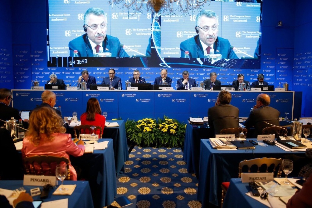 Cumhurbaşkanı Yardımcısı Oktay İtalya’da Türk vatandaşları ile bir araya geldi 