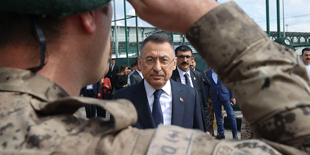 Cumhurbaşkanı Yardımcısı Oktay, özel harekat polisleriyle bayramlaştı