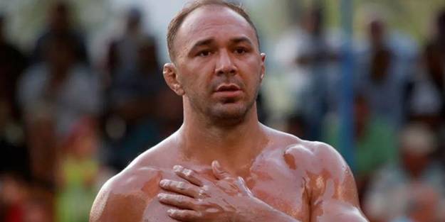 Cumhurbaşkanı Yardımcısı Oktay'dan Kırkpınar Başpehlivanı Ali Gürbüz'e tebrik