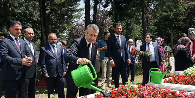 Cumhurbaşkanı Yardımcısı Oktay'dan şehitlik ziyareti