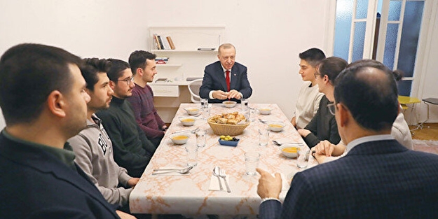 Cumhurbaşkanı'ndan iftar sürprizi... Gençlerden biri imam Erdoğan müezzin oldu
