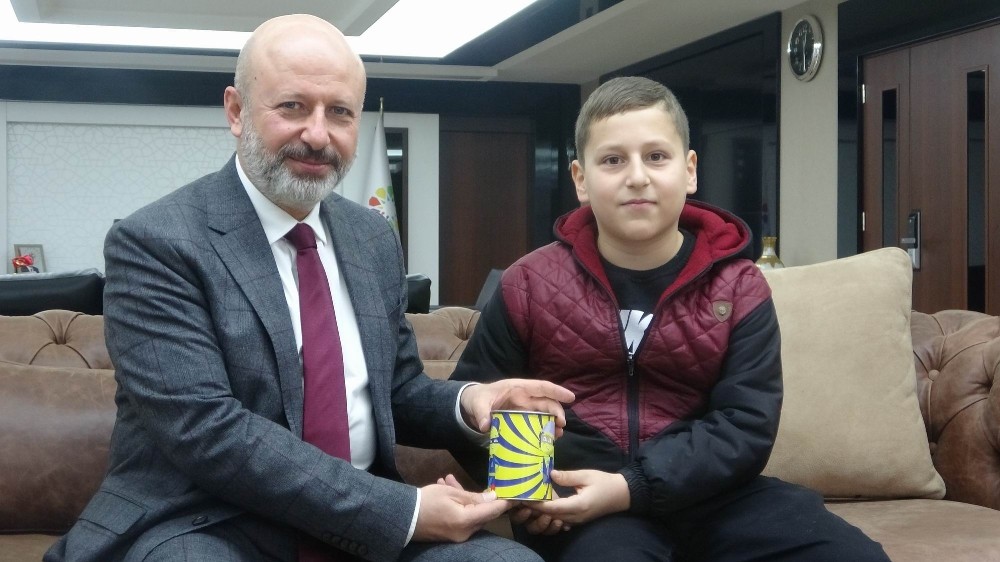 Cumhurbaşkanı’nın gözyaşlarından etkilendi, kumbarasındaki paraları depremzedelere bağışladı 